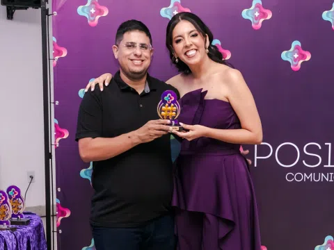 Lucas Macedo recebendo o Troféu Hashtag de Ouro